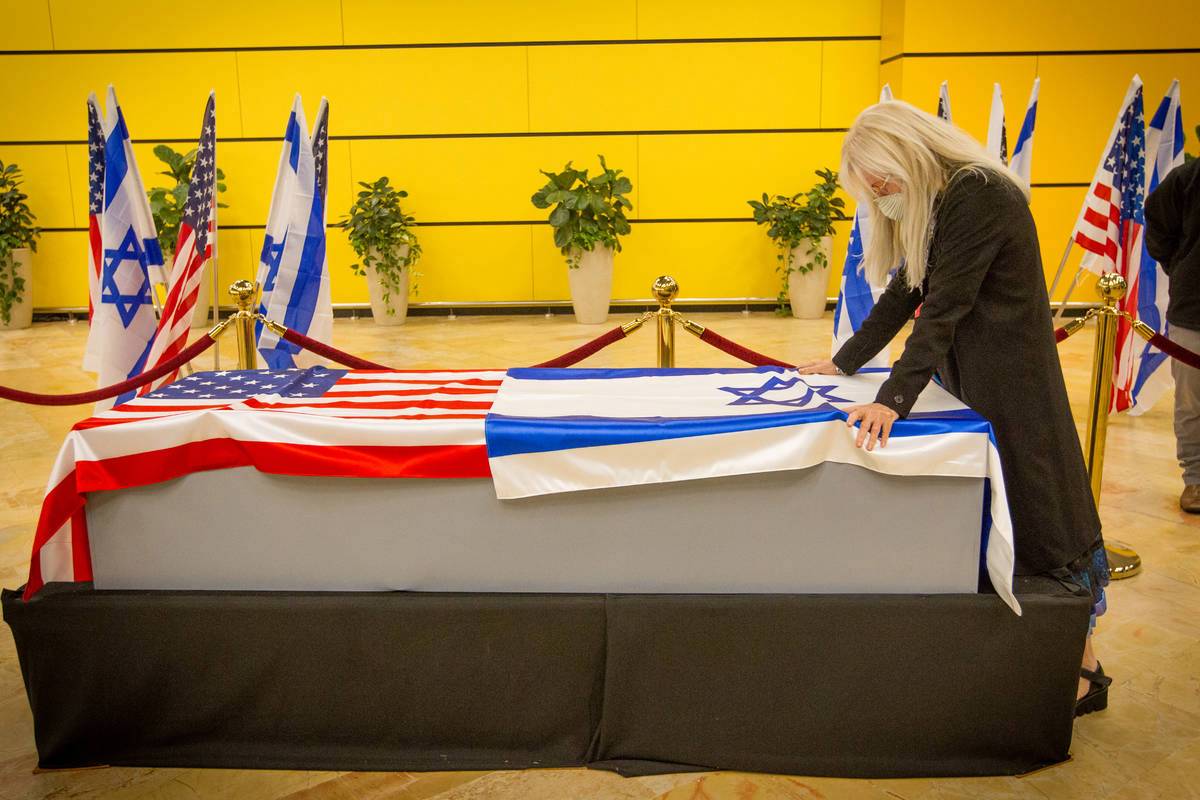 Sheldon Adelsons kista anländer till Israel för begravning på fredag1