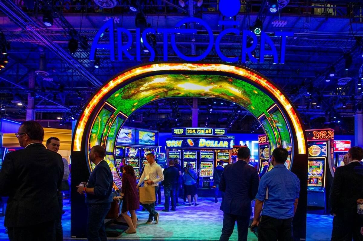 Besökare vandrar runt entrén to utställningsutrymmet Aristocrat under Global Gaming Expo 20 ...