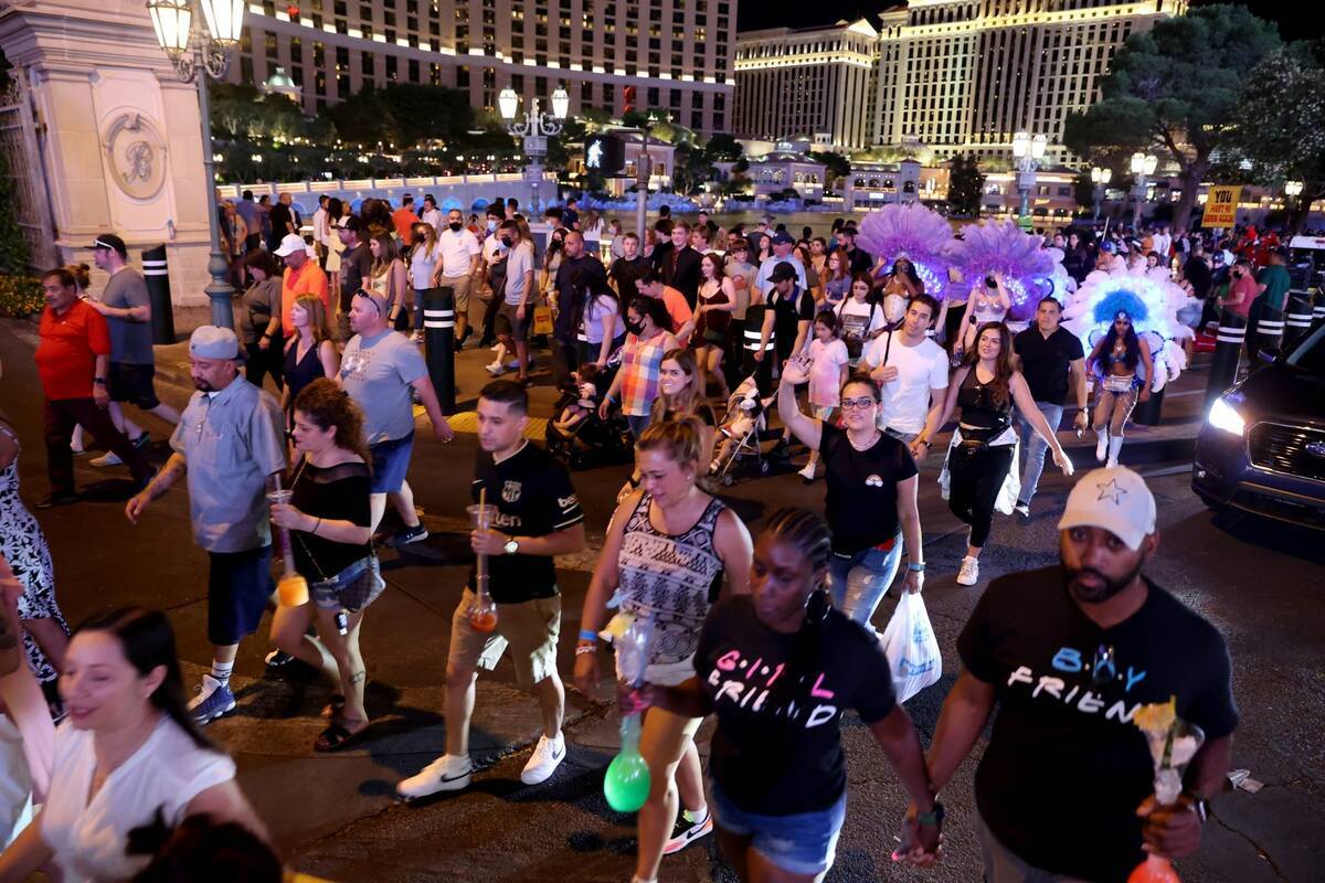 Folkmassor framför Bellagio på The Strip i Las Vegas fredag 28 maj 2021. (KM Cannon/La ...