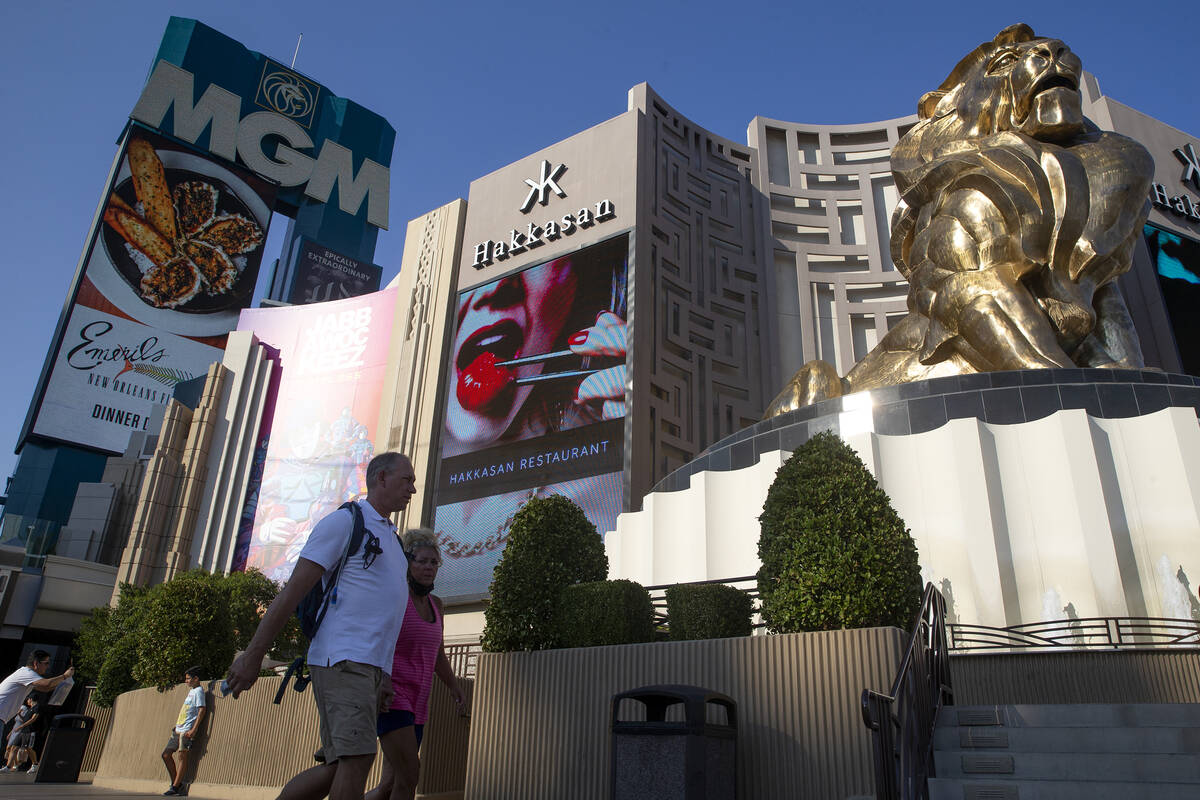 Denna 4 augusti 2021, filfoto, passerar besök på Las Vegas Strip MGM Grand. (Ellen Schmid ...