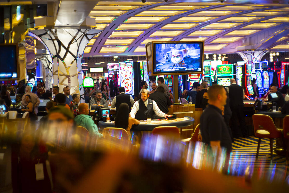 Människor spelar på kasinogolvet när Resorts World Las Vegas öppnar för allmänheten på torsdag, ...