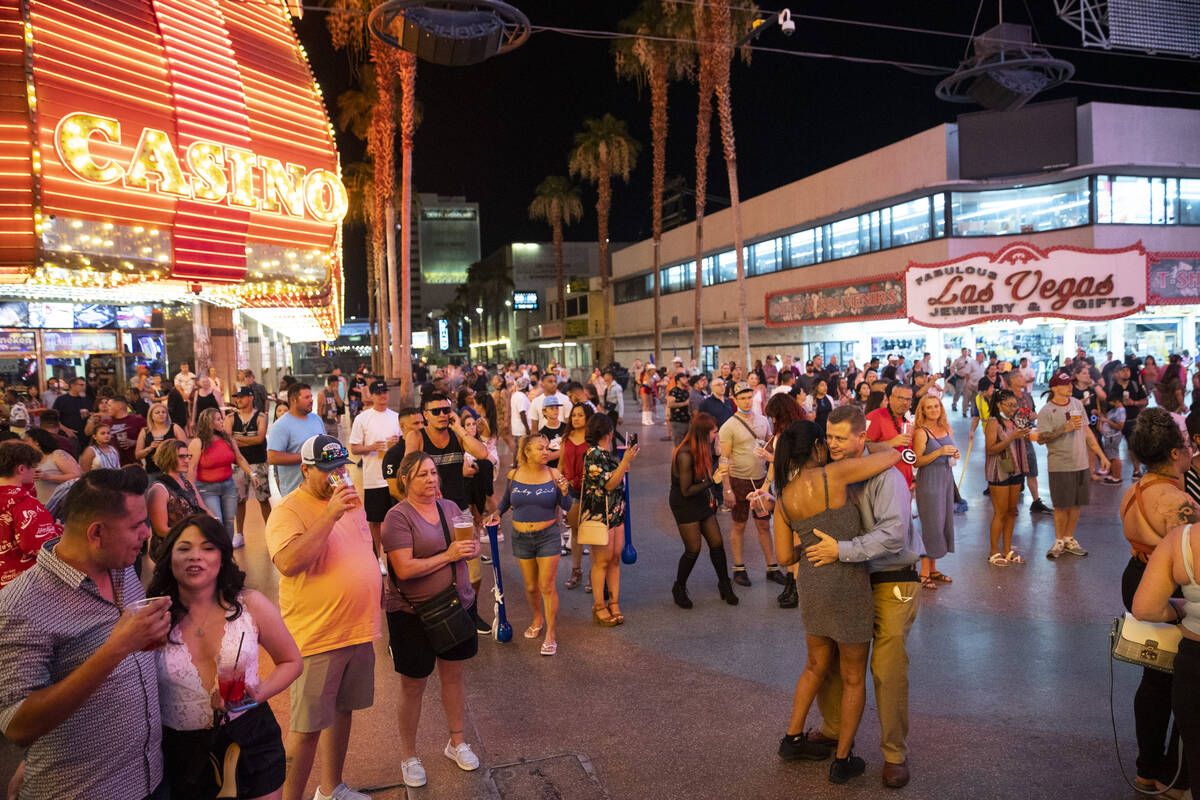 Människor besöker Fremont Street Experience i Las Vegas, fredagen den 2 juli 2021. (Erik Verduzco / ...