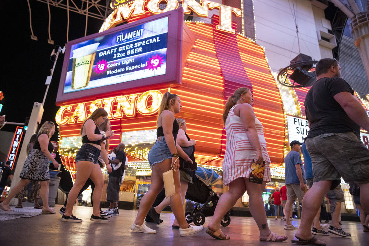 Människor besöker Fremont Street Experience i Las Vegas, fredagen den 2 juli 2021. (Erik Verduzco / ...