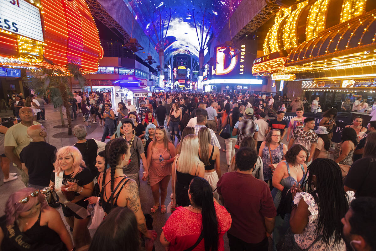 Besökare tar in platserna på Fremont Street Experience under Memorial Day-helgen på Satu ...