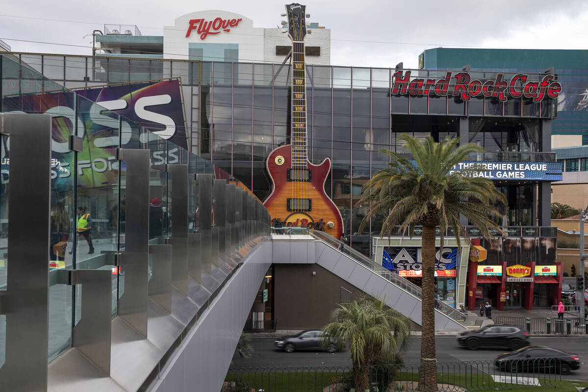 En enorm gitarr pryder utsidan av ett Hard Rock Cafe torsdagen den 16 december 2021 på La ...