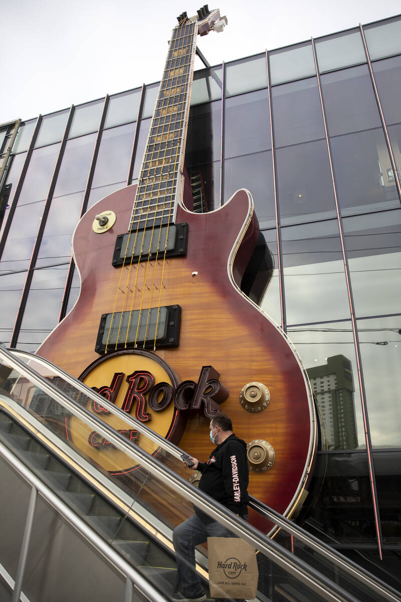 En enorm gitarr pryder utsidan av ett Hard Rock Cafe torsdagen den 16 december 2021 på La ...