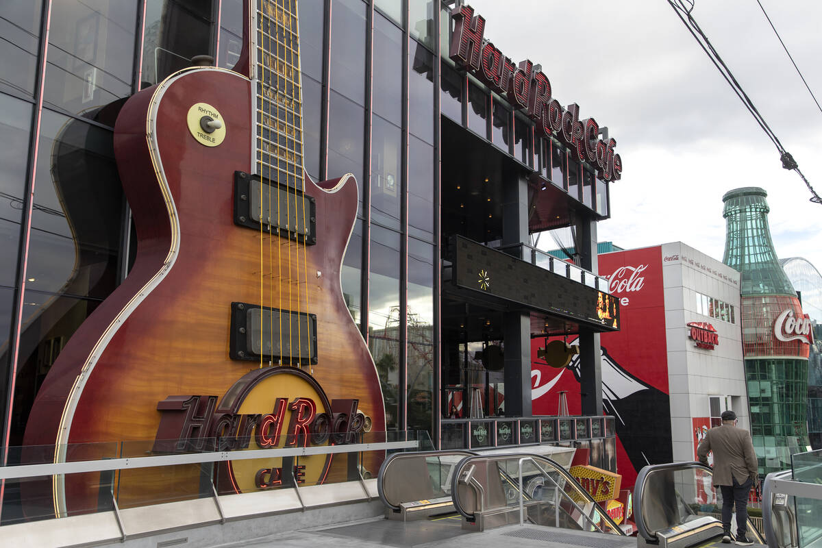 En enorm gitarr pryder utsidan av ett Hard Rock Cafe torsdagen den 16 december 2021 på La ...