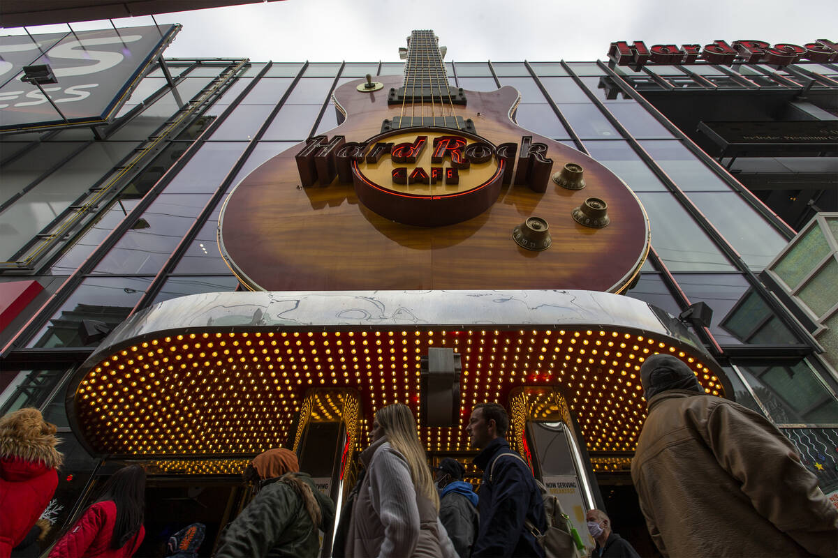 En enorm gitarr pryder utsidan av ett Hard Rock Cafe torsdagen den 16 december 2021 på La ...