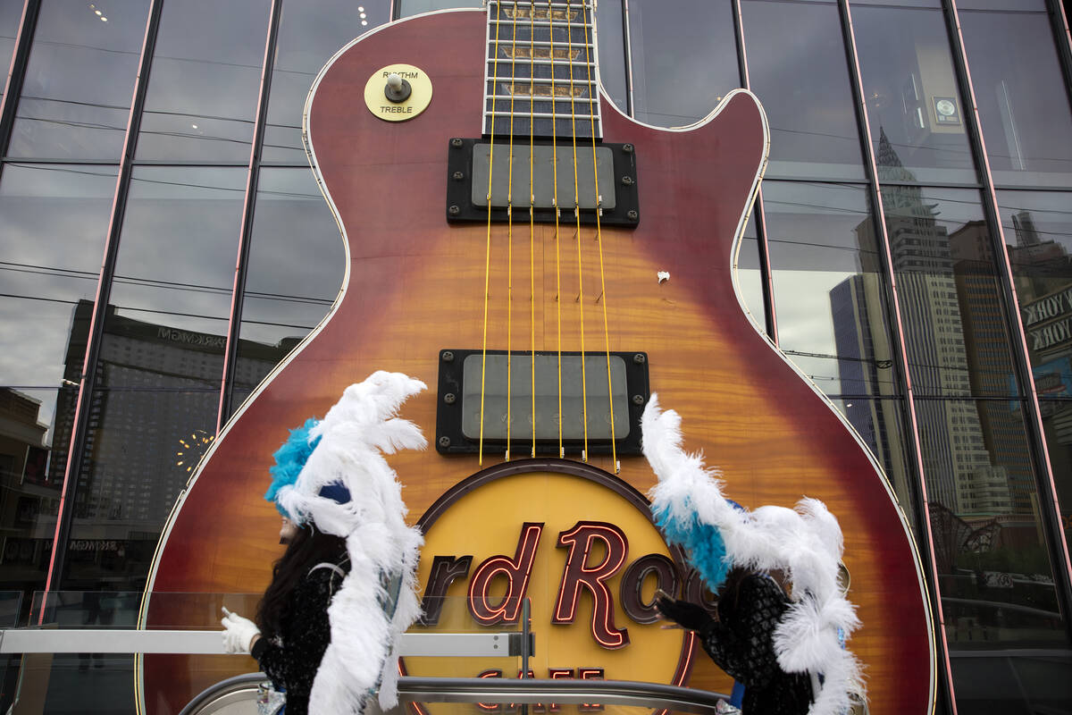 En enorm gitarr pryder utsidan av ett Hard Rock Cafe torsdagen den 16 december 2021 på La ...