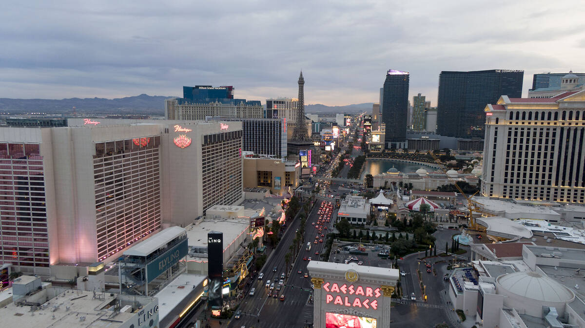 Flygfoto blickar söderut nerför Las Vegas Strip vid solnedgången måndagen den 6 december 2021. (Mich ...