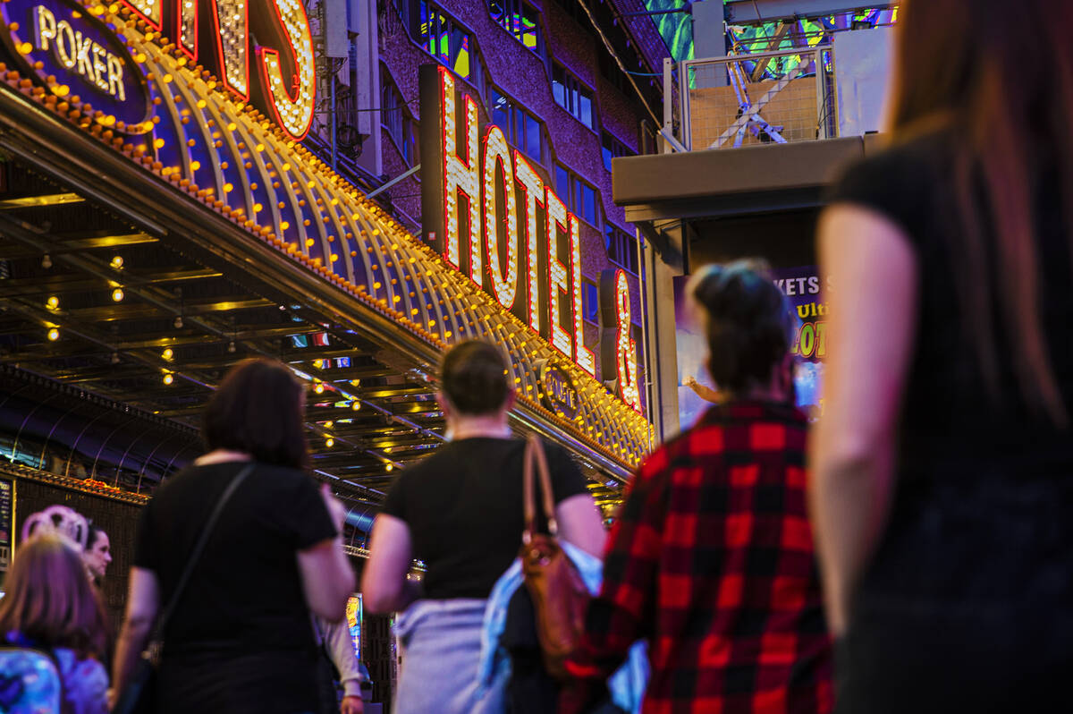 Människor går på Fremont Street onsdagen den 20 oktober 2021 i Las Vegas. (Benjamin Hager/Las Ve ...