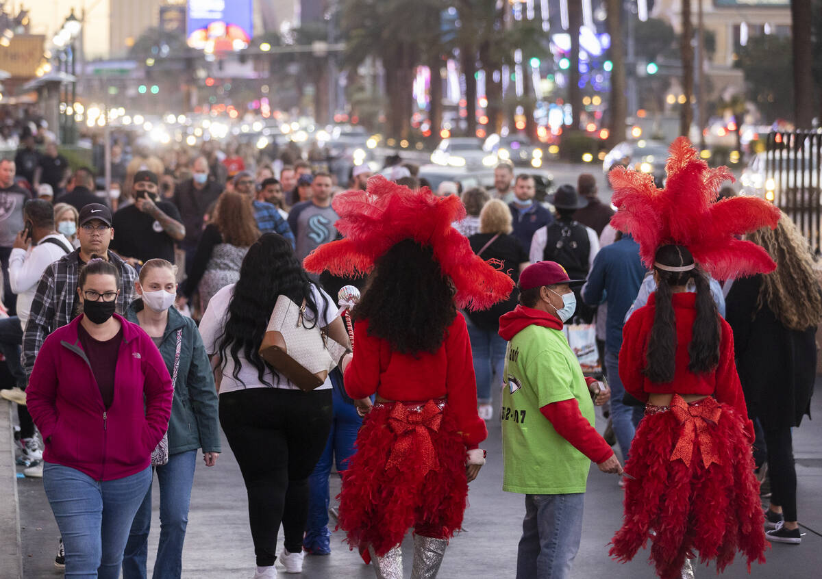 Turister fyller Strip lördagen den 4 december 2021 i Las Vegas. (Benjamin Hager/Las Vegas Revi ...