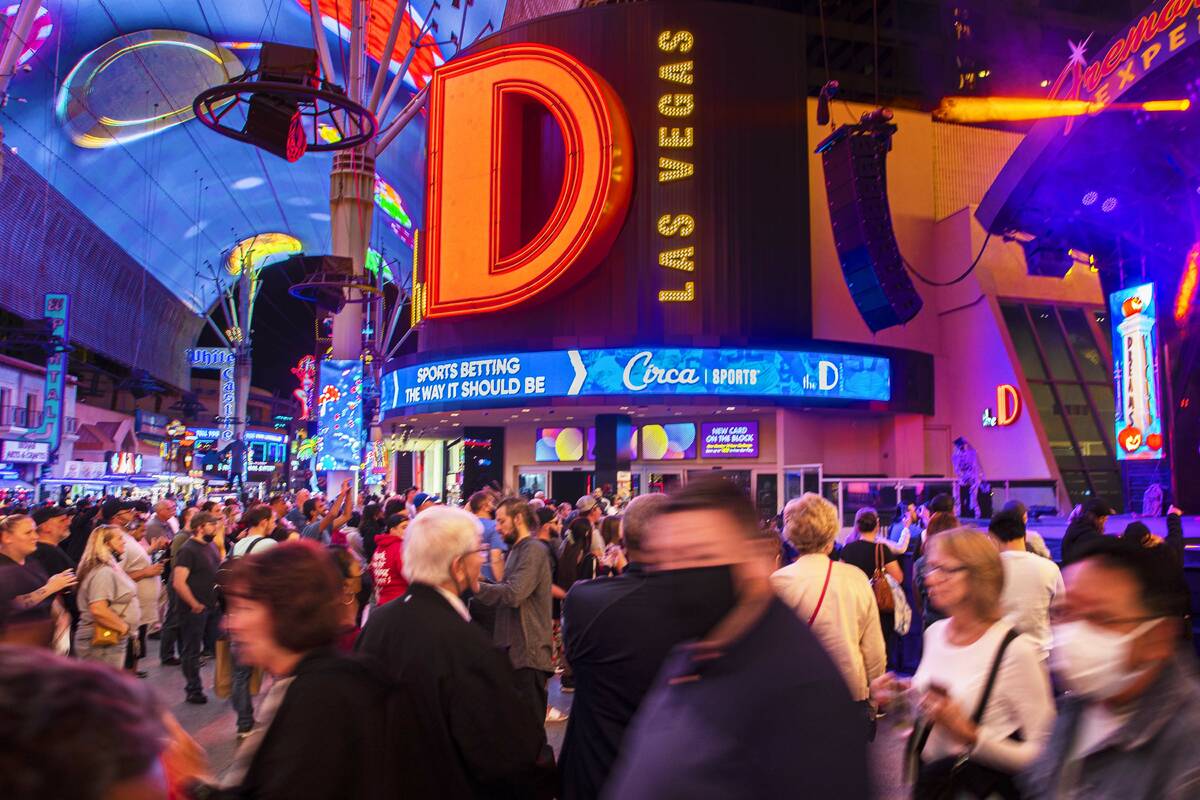 Människor går förbi D Las Vegas på Fremont Street onsdagen den 20 oktober 2021 i Las Vegas. (Benj...