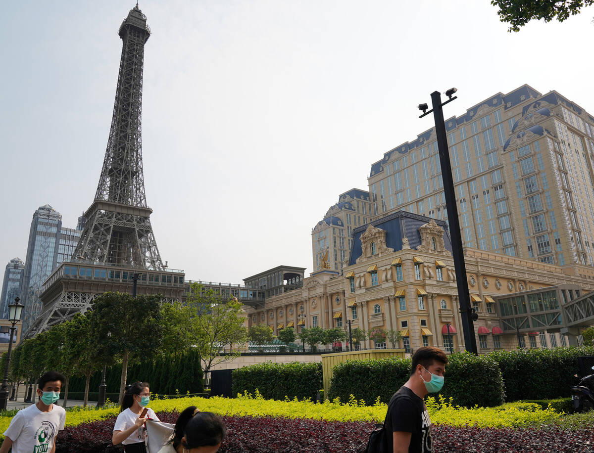Människor går längs trottoaren nära det parisiska Macao den 10 april 2020. (Inside Asian Gaming)