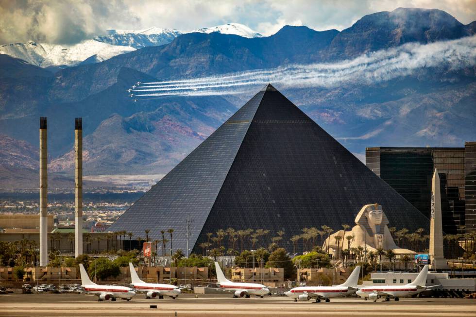 US Air Force Air Thunderbirds demonstrationsskvadron flyger över Las Vegas nära Luxor i ...